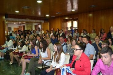Salón de plenos del Ayuntamiento de Jávea durante el acto de imposición de bandas a los cargos de Fogueres 2014