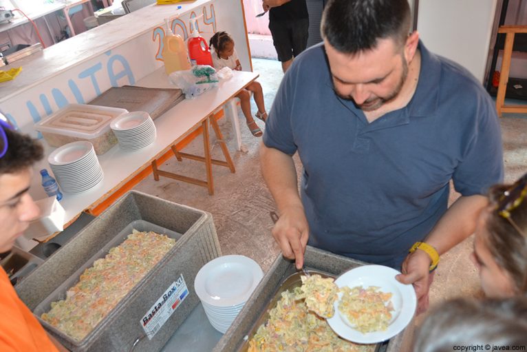 Sisco Vallés del Bar Montgó se encarga de la comida de los quintos