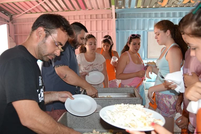 Sisco Vallés y Jaume Serra sirviendo la comida a los quintos 2014