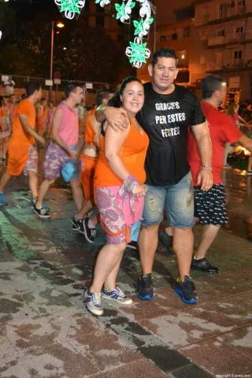 Tatiana Caballero Sánchez con el guardia que les cuidaba el casal de quintos