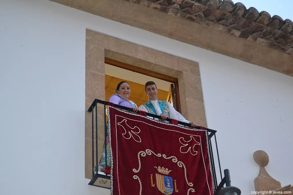 Tatiana Caballero Sánchez y Jordi Pons Diego en el balcón del Ayuntamiento durante el Pregó