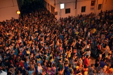Vecinos de Jávea en la cremà de la hoguera de trastos viejos