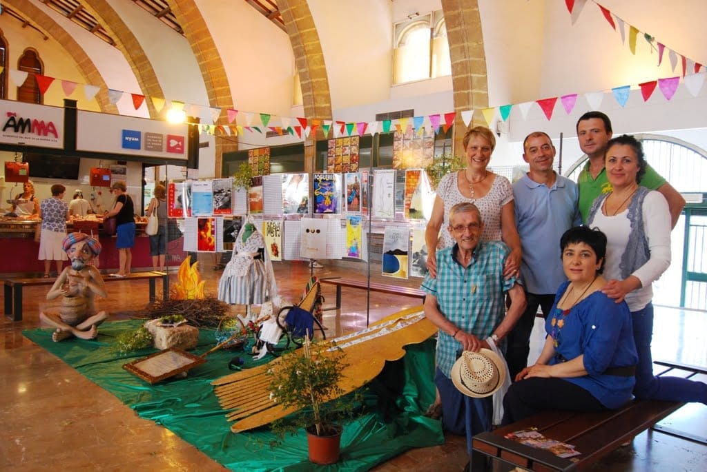 Vendedores del Mercado Municipal junto la pequeña exposición.