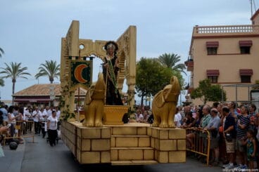Abanderada mora, Pilar Sig, en la carroza durante el desfile