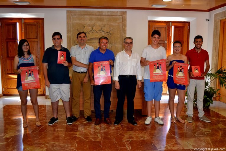 Antonio Miragall y José Chulvi con los organizadores y algunos participantes del Ajedrez Viviente