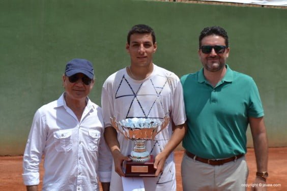 Bernabe Zapata con el trofeo de campeón