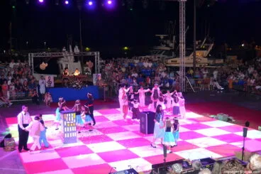 Blancas y negras bailando en un momento de la representación