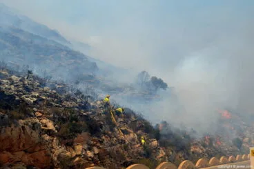Bomberos realizando labores de extinción del incendio de Cumbres del Sol