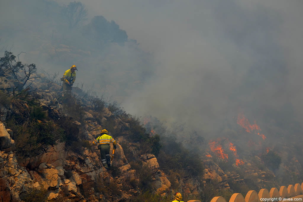 Bomberos sofocando las llamas del incendio de Cumbres del Sol