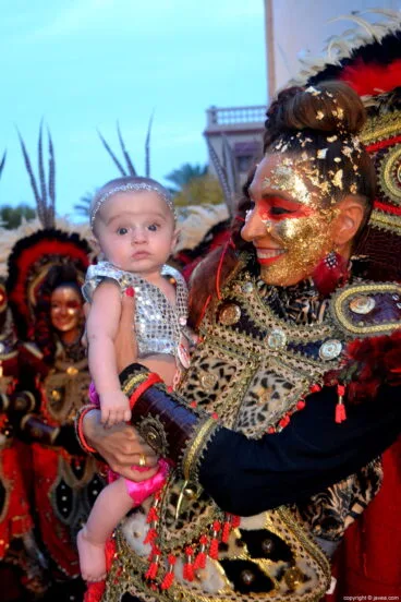 Cabo de escuadra de la Filà Almoriscos con una de sus mellizas en el desfile de gala