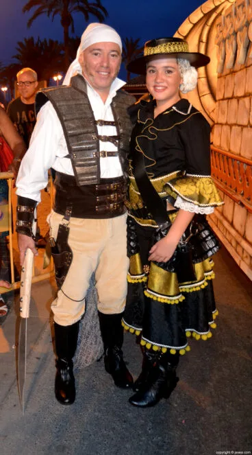 Cabo de escuadra de la Filà Capitana Contrabandistes junto con su hija