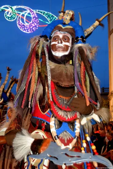 Cabo de escuadra de la Filà Schaitans durante el desfile