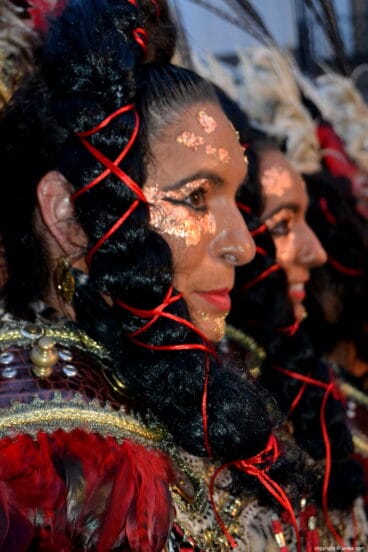 Componente de la Filà Almoriscos durante el desfile