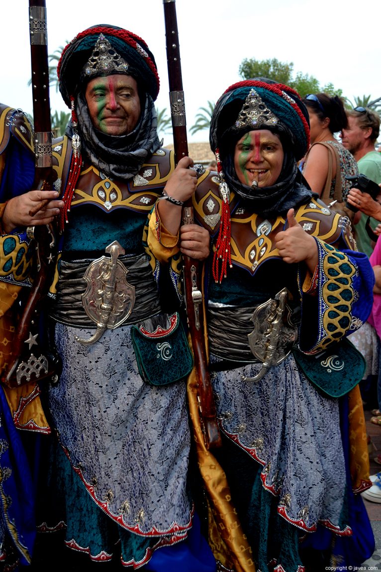 Componentes de la Filà Almorandins de Xàbia durante el desfile de gala