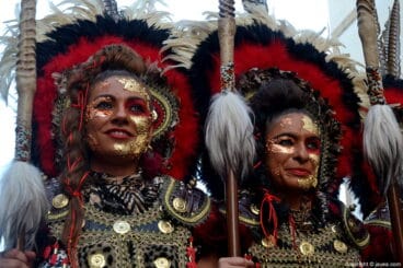 Componentes de la Filà Almoriscos durante el desfile