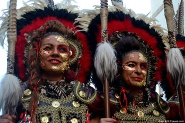 Componentes de la Filà Almoriscos durante el desfile