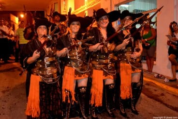 Componentes de la Filà Pirates de Sant Jaume en el desfile