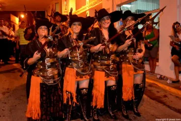 Componentes de la Filà Pirates de Sant Jaume en el desfile