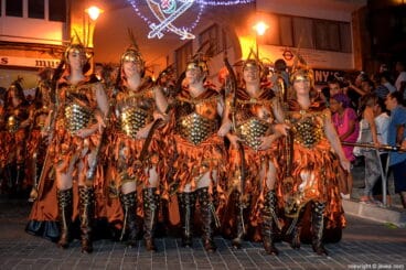 Componentes de la Filà Trabuquers en el desfile