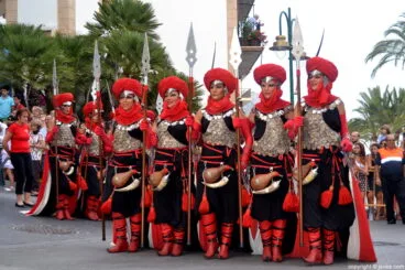 Componentes de la Filà Xibia en el desfile