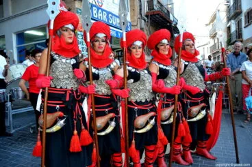 Componentes de la Filà Xibia en el desfile