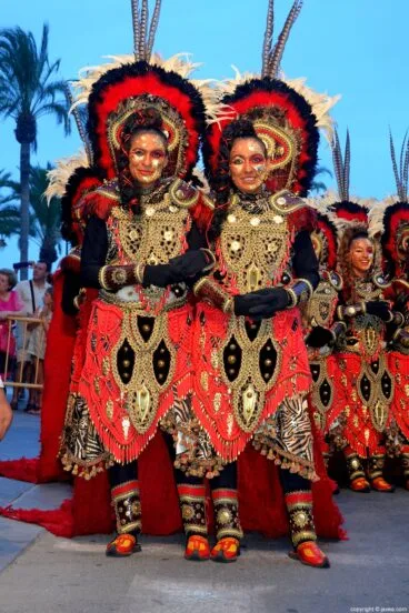 Cristina y Lucía Signes de la Filà Almoriscos durante el desfile