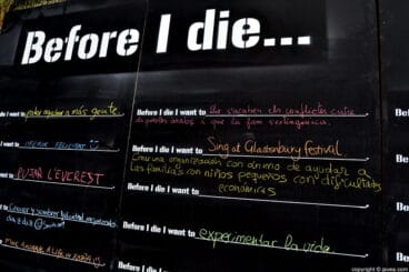 Durante los primeros minutos de inaugurar la pizarra los transeúntes ya la han llenado con sus deseos y sueños