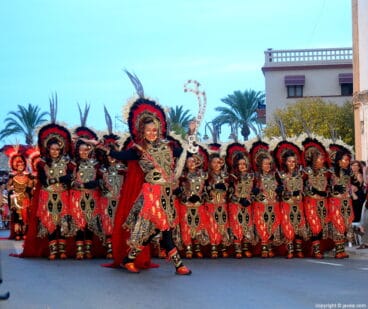 Escuadra femenina de la Filà Almoriscos durante el desfile