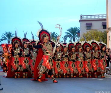 Escuadra femenina de la Filà Almoriscos durante el desfile