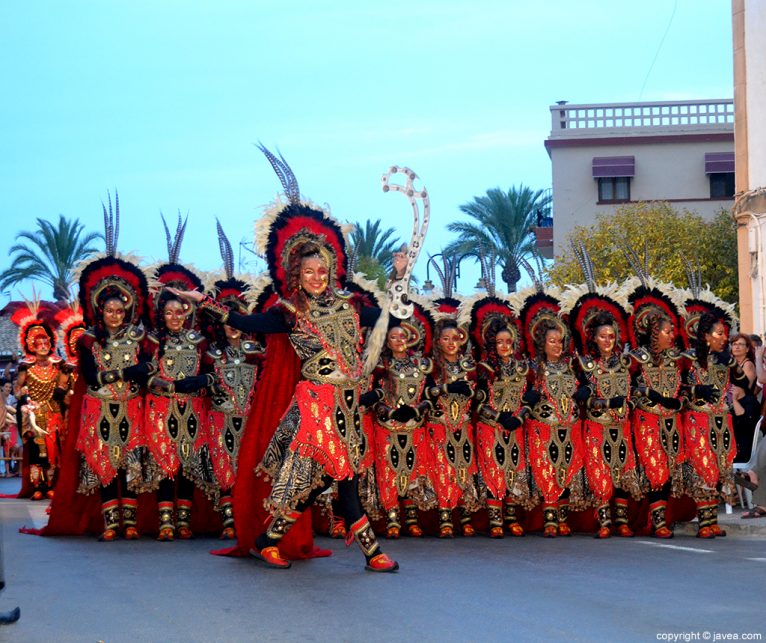 Escuadra femenina de la Filà Almoriscos durante el desfile