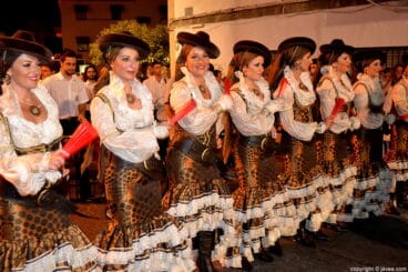 Escuadra femenina de la Filà Capitana Contrabandistes
