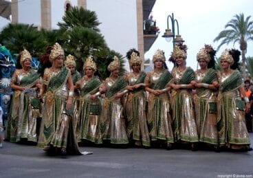 Escuadra femenina de la Filà Jalufos en el desfile de gala