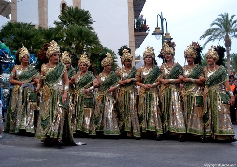 Escuadra femenina de la Filà Jalufos en el desfile de gala