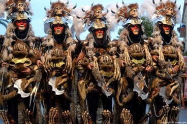 Escuadra femenina del bando moro en el desfile de Jávea
