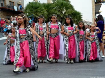 Escuadra infantil de la Filà Xibia durante el desfile