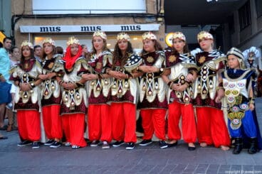 Escuadra infantil del bando moro en el desfile de moros y cristianos de Xàbia