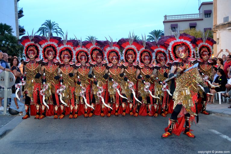 Escuadra masculina de la Filà Almoriscos de Xàbia durante el desfile