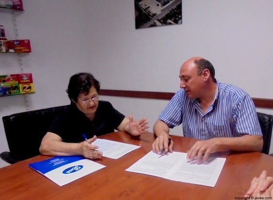 Isabel Cholbi y Antonio Pons firmando el convenio