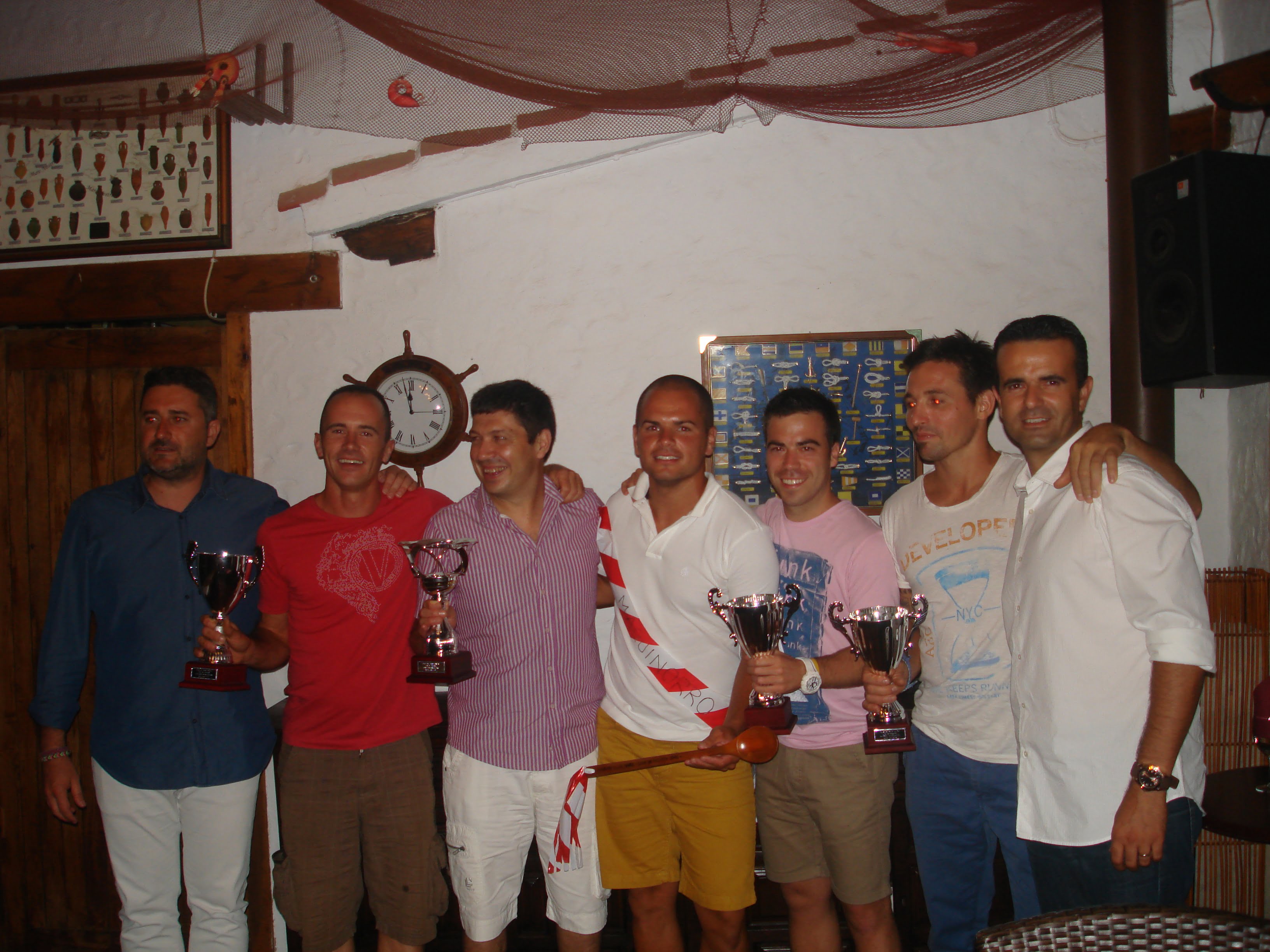 Juan Luis Cardona junto a los galardonados de la liga de Squash