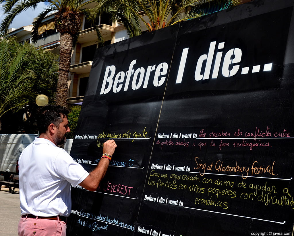 Juan Luís Cardona Salvador escribiendo sus deseos en la pizarra de Before I die…