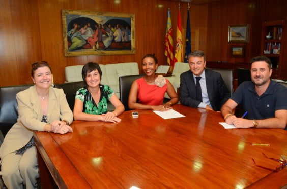 La presidenta de MEJ, Arline Francis junto con compañeras de la entidad, José Chulvi y Juan Luís Cardona