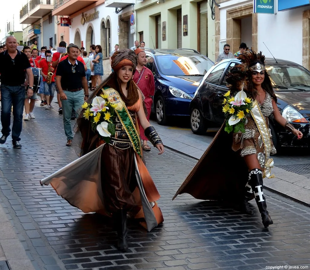 Las abanderadas mora y cristiana durante el pasacalle