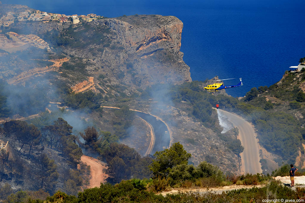 Las avionetas y helicópteros han sido esenciales en las tareas de extinción del incendio de Cumbres del Sol