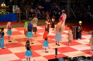 Las fichas de ajedrez están representadas por niños y niñas