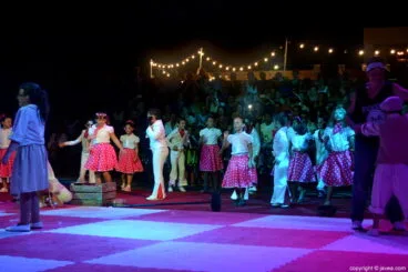 Los alumnos del Trenc d’Alba durante la representación del Ajedrez Viviente de Jávea
