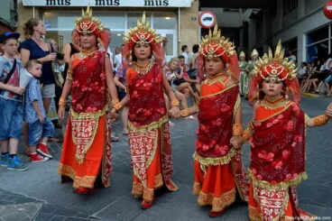 Los más pequeños de la Filà Jalufos en el desfile de gala