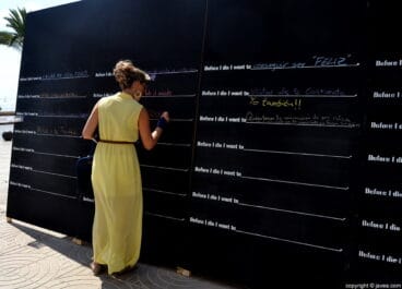 Los transeúntes iban llenando la pizarra con sus deseos y retos