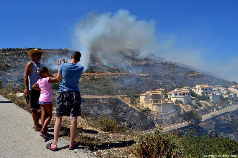 Los vecinos desalojados observaban cómo se iban apagando las llamas gracias a las labores de extinción