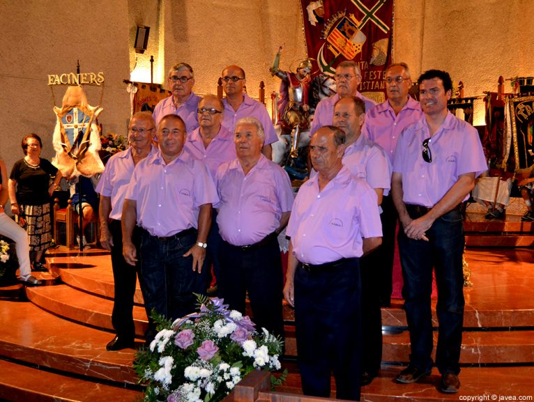 Miembros de la Cofradía de Jesús Nazareno de Xàbia en la ofrenda a Sant Jaume