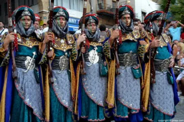 Miembros de la Filà Almoradins durante el desfile de gala
